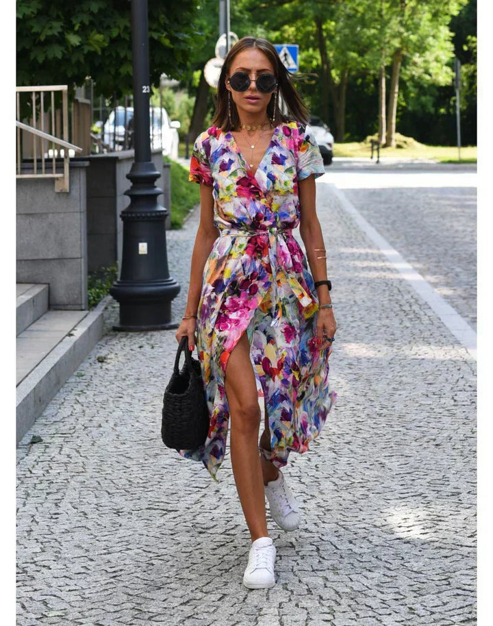 Julia - Elegancka Sukienka z Dekoltem w Serek i Modelującym Krojem